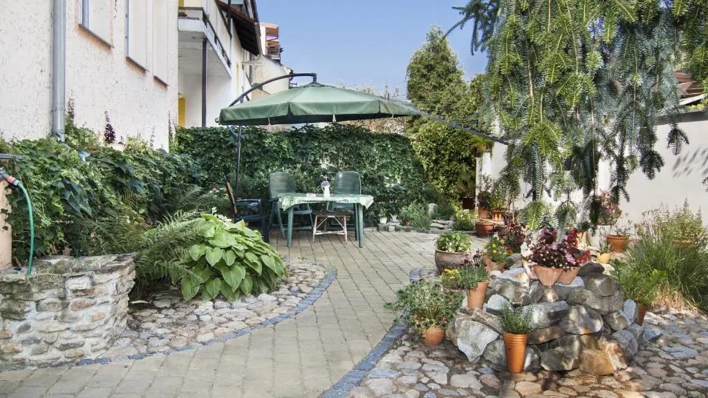 Cosy courtyard with garden seating